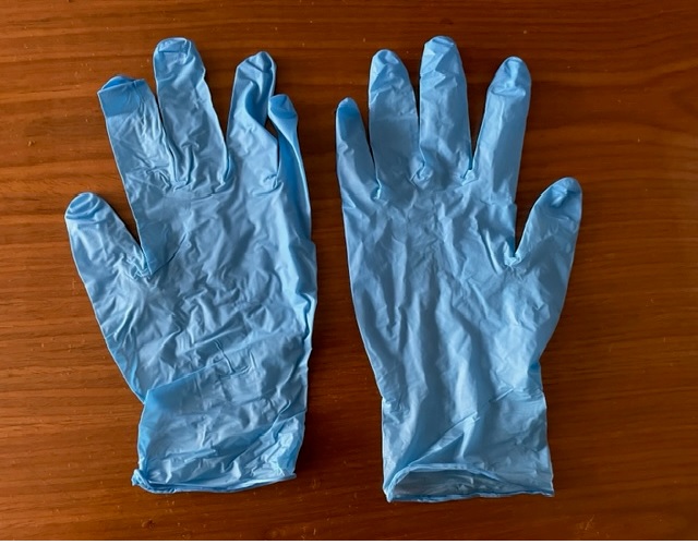 Guanti in nitrile a cinque dita, monouso, senza polvere, non sterili, ambidestri.
La merce è conforme alle norme EN 455-1,2,3,4,  ed ha i requisiti per entrare a contatto con gli alimenti.
Guanti del tipo utilizzato per scopi medici e di protezione personale.
Il prodotto è confezionato per la vendita al dettaglio in una scatola di cartone da 100 o 200 pezzi (taglie XS, S, M, L, XL). I guanti sono disponibili in diversi colori.