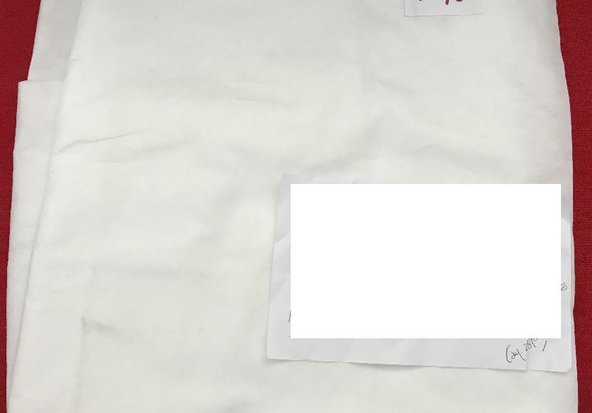 Stoffa non tessuta di colore bianco, di filamenti sintetici, in poliestere, con massa areica superiore a 70 g/m² ma non superiore a 150 g/m², non impregnata né spalmata o ricoperta né stratificata.
Il prodotto è destinato a diversi usi industriali.
La stoffa non tessuta si presenta in bobine di varie altezze.
