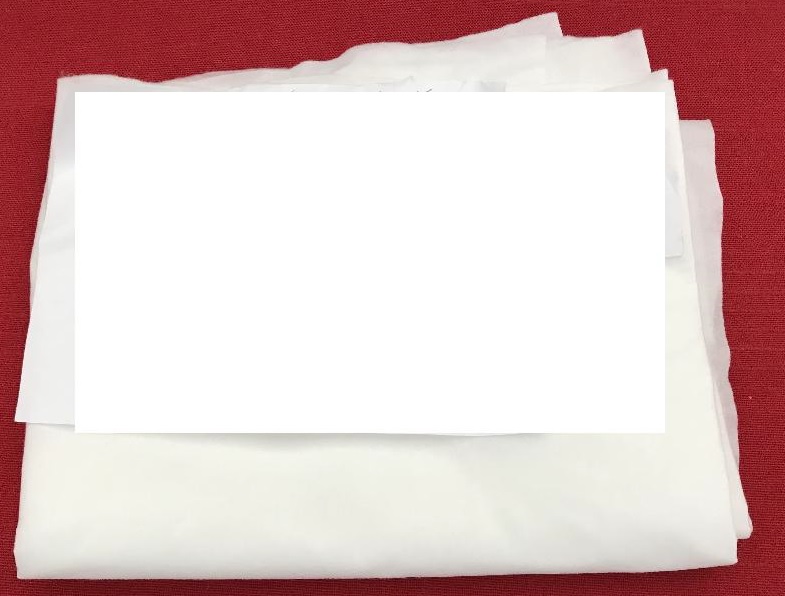 Stoffa non tessuta di colore bianco, di filamenti sintetici, in poliestere, con massa areica superiore a 25 g/m² ma non superiore a 70 g/m²,  non impregnata né spalmata o ricoperta né stratificata.
Il prodotto è destinato a diversi usi industriali.
La stoffa non tessuta si presenta in bobine di varie altezze.