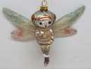 Oggetto decorativo in vetro dotato di occhiello con cordino o gancio metallico.
L'articolo é destinato ad essere appeso all'albero di natale.
L'articolo rappresenta un soggetto antropomorfo dotato di ali, ed é di altezza compresa tra 8 e 11 cm.
La merce è condizionata per la vendita al dettaglio in scatole di cartone contenenti da 6 a 8 pezzi.