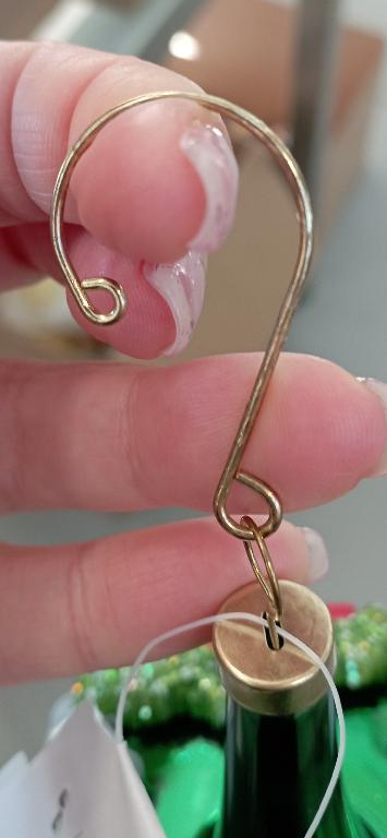 Oggetti decorativi in vetro dotati di occhiello con cordino o gancio metallico
La merce é destinata, secondo le informazioni fornite, ad essere appesa all'albero di natale.
Gli oggetti decorativi, di altezza compresa tra 8 e 11 cm., rappresentano soggetti vari.
La merce è condizionata per la vendita al dettaglio in scatole di cartone contenenti da 6 a 8 pezzi.