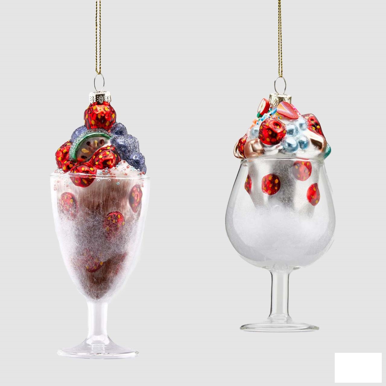 Oggetto decorativo di circa 15 cm di altezza, in vetro a forma di coppa gelato. E' dotato di occhiello con cordino dorato per essere appeso, secondo le informazioni fornite, all'albero di Natale.
La merce si presenta in scatole di cartone contenenti 12 pezzi.