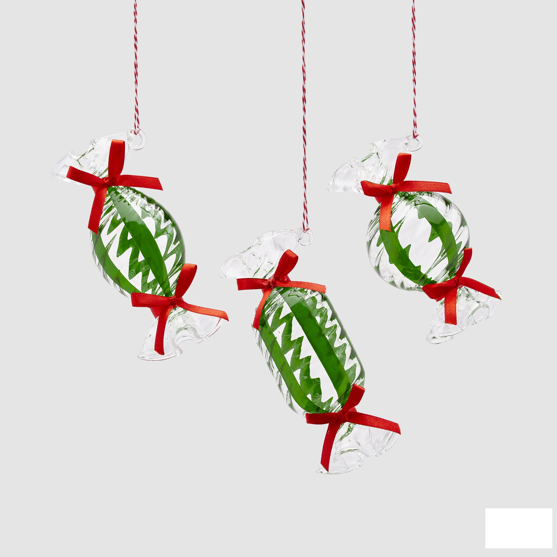 Oggetto decorativo di circa 11 cm di altezza, in vetro a forma di caramella. E' dotato di occhiello con cordino per essere appeso, secondo le informazioni fornite, all'albero di Natale.
La merce si presenta in scatole di cartone contenenti 12 pezzi.