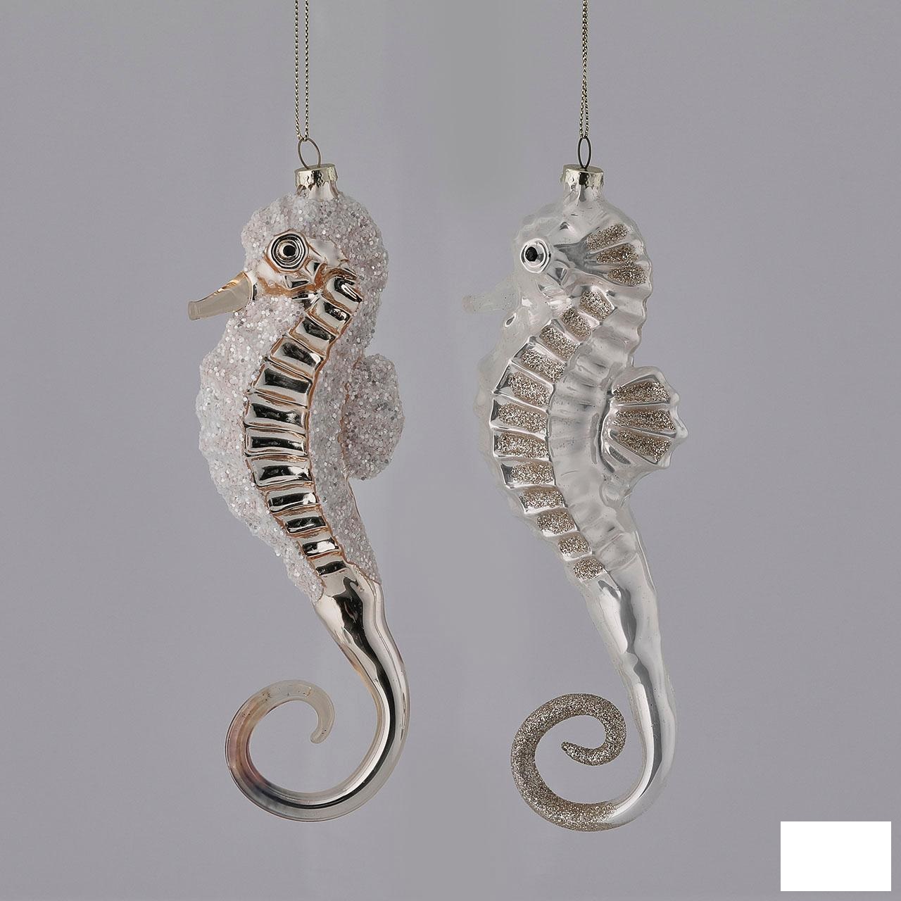 Oggetto decorativo di circa 18 cm di altezza, in vetro a forma di cavalluccio marino. E' dotato di occhiello con cordino per essere appeso, secondo le informazioni fornite, all'albero di Natale.
La merce si presenta in scatole di cartone contenenti 6 pezzi.