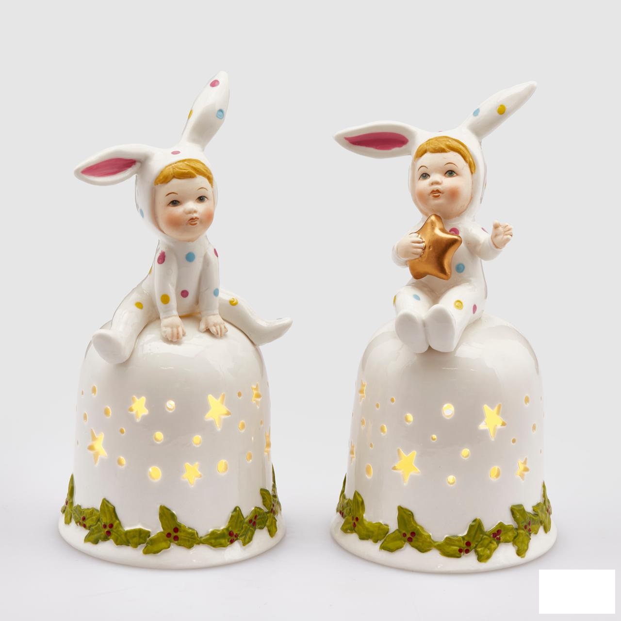 Oggetto d’ornamento in porcellana traforata a forma di campana, con alla sommità un bambino vestito da coniglietto (due soggetti assortiti, indivisibili alla vendita). Dimensioni: altezza 20 cm.
All'interno della campana, é installato un piccolo filo luci led, con funzionamento a batteria (3XLR44) e tasto ON/OFF posizionato alla base dell'articolo.