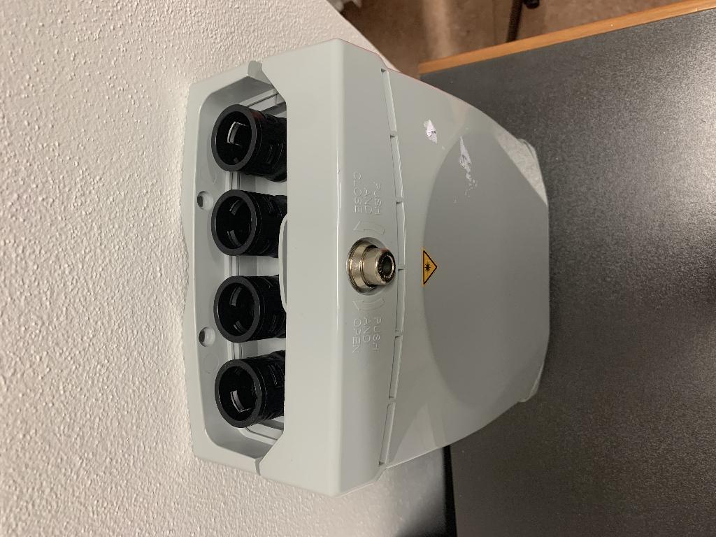 Punto di terminazione di edificio (PTE) unificato 24 U.I. (unità immobiliari) per posa esterna e interna – colonnina/armadietto nelle reti FTTH. L’articolo è costituito da un contenitore plastico per posa in interno, esterno o su palo, con struttura interna costituita da un "frutto" (o optical core) composto da due elementi: la base di fondo che integra gli imbocchi dei cavi e i relativi fissaggi, più 4 moduli di giunzione con capienza fino a 12 fibre; un modulo basculante in cui è ubicata una rastrelliera di terminazione con 24 adattatori ottici di tipo SC/APC, dotata di supporti a slitta per poter sollevare e lavorare su 4 adattatori ottici alla volta senza interferire con le connessioni adiacenti. Nel basculante è anche ricavata l'area di smaltimento della ricchezza di fibra dei cavetti in uscita e delle fibre non utilizzate del cavo multifibra.
Il PTE è in grado di gestire e terminare il cablaggio verticale dell’edificio e la rete orizzontale dell’operatore di rete per il collegamento di un massimo di 24 fibre ottiche con connettori SC/APC.
Dimensioni: 270 x 200 x 106 mm.