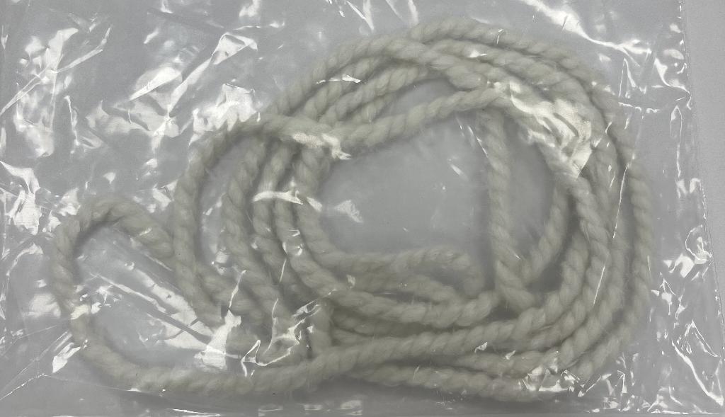 Cordoncino costituito da filato ritorto in ceramica (torsione superiore a 5 giri/m) di colore bianco.
Il filato è costituito da fibre ceramiche rinforzate con filamento di vetro ed ha una densità lineare fino a 4000 Tex (Finished tex).
Contiene circa il 20% di leganti organici.
Il filato è estremamente morbido e viene utilizzato nelle guarnizioni per porte di stufe e forni, forni coke (acciaierie), isolamento termico per cavi elettrici, guarnizioni per porte di ispezione.
E' ideale per temperature fino a 650 C°.
Si presenta in rotoli di lunghezza da 10 a 200 m, diametri del cordoncino da 3 a 50 mm.