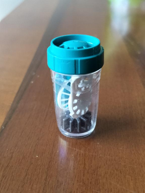 Il prodotto è un dispositivo per la disinfezione delle lenti a contatto.
Il dispositivo è formato da un contenitore cilindrico di plastica trasparente dotato di un tappo di chiusura a vite, e da una struttura interna con gabbiette per alloggiamento delle lenti a contatto alla cui base è installato un catalizzatore in platino su supporto a forma di ruota dentata.
Il carattere essenziale del prodotto è dato dalla presenza del catalizzatore che reagisce quando all'interno del contenitore viene versata una soluzione di perossido d'idrogeno.
Dimensioni:
altezza 55 mm circa;
diametro massimo 30 mm circa.
