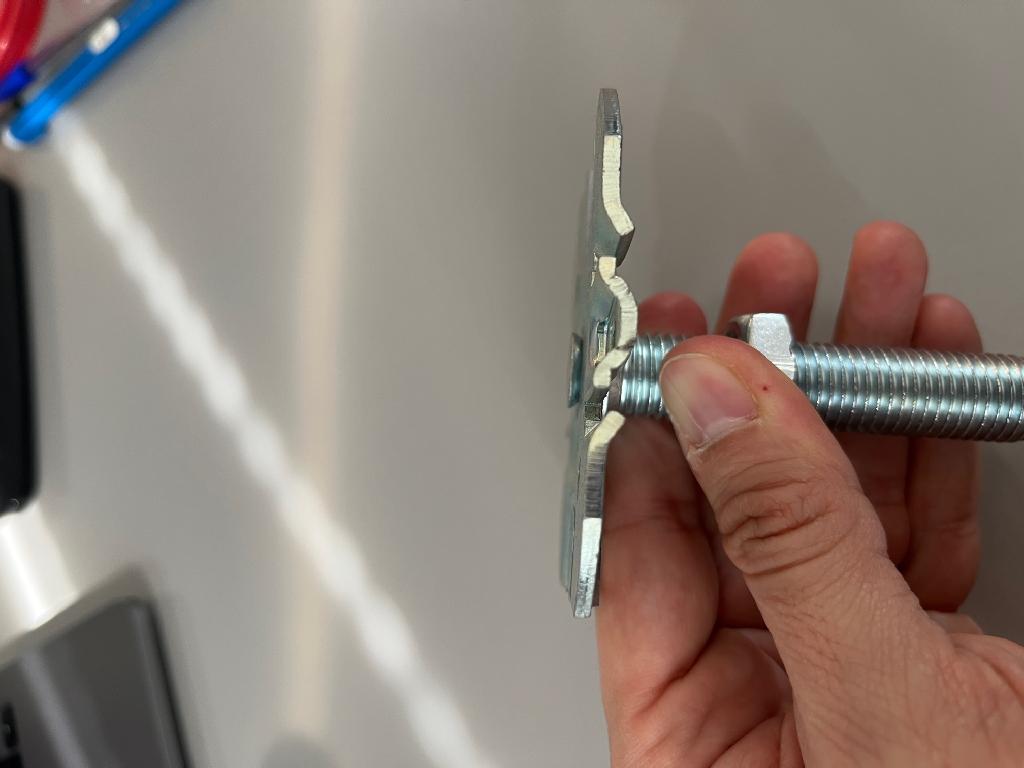 Oggetto metallico realizzato in acciaio non legato, zincato superficialmente. L’articolo presenta un gambo non appuntito, totalmente filettato e testa a sezione trasversale circolare, svasata, dalla quale fuoriesce centralmente un elemento cilindrico di diametro inferiore con leggera impronta troncoconica sulla base. 
La testa dell’oggetto metallico viene inserita in una piastra con foro, successivamente viene battuta a pressione fino a schiacciarsi sulla piastra e bloccare la stessa al collare del perno. All’altra estremità viene avvitato, nella parte filettata, un dado di bloccaggio (non oggetto della presente ITV) che consente di accoppiare in modo reversibile un altro elemento alla piastra, che può essere staccato mediante svitamento del dado.
L'articolo è utilizzato per montare o fissare prodotti in modo che possano essere smontati rapidamente senza danni.
La merce può essere considerata una “falsa vite” o “prigioniero” in quanto viene inserito nella sede tramite pressione esercitata sulla testa, senza ausilio di chiavi o cacciaviti.