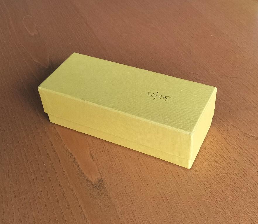 Scatole di cartone con coperchio, di vari colori e dimensioni, riportanti uno dei loghi della Società richiedente.
Vengono utilizzate per contenere e proteggere posateria ed accessori da tavola.