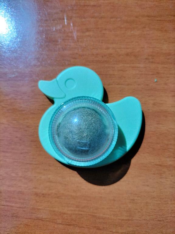 Pallina rotante su supporto di plastica.
La pallina è composta principalmente da erba gatta (nepeta cataria) e menta.
Dalle analisi è risultata una percentuale di amido superiore al 10% in peso, mentre sono risultati assenti prodotti lattiero caseari.
Il supporto della pallina viene realizzato a forma di animale, è dotato di adesivo che permette il fissaggio su superfici (tavoli, pavimenti, vetri ecc.) ed ha un coperchio in plastica trasparente, da rimuovere prima dell'uso.
Da dichiarazione si tratta di alimento complementare per gatti.