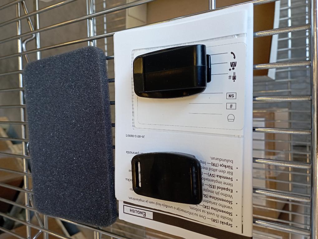 Magnete utilizzato come accessorio di un generatore di impulsi elettrici impiantato in pazienti affetti da epilessia sottoposti a terapia di stimolazione del nervo vago (VNS).
Il dispositivo magnetico è utilizzato per fornire una dose extra di terapia ai pazienti o controllare il funzionamento del generatore.
 Il magnete può essere inoltre utilizzato per interrompere la stimolazione del generatore di impulsi impiantato.
Materiale: magnete di neomidio di grado N35.
Rivestimento in polipropilene.
La merce si presenta in confezione contenente 2 magneti, una fascetta da polso, gancio per cintura e manuale per il paziente.