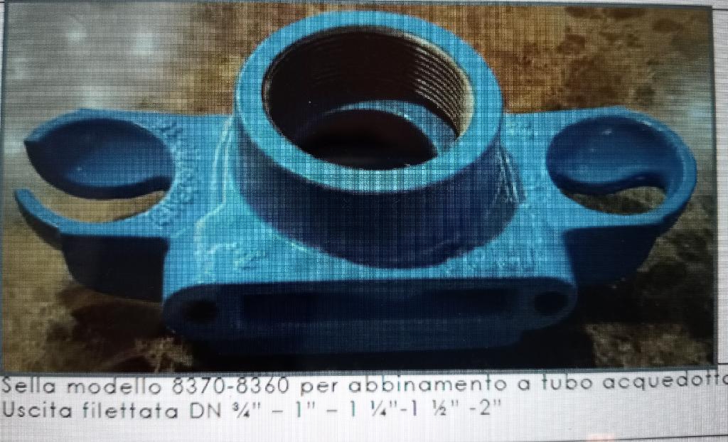 Sella di appoggio per valvola di derivazione realizzata, secondo le informazioni fornite, in ghisa EN GJS 400-15 verniciata internamente e esternamente con polvere epossidica applicata a letto fluido colore azzurro/blu chiaro.
L’articolo è corredato di estremità filettate femmina per il posizionamento della sede regolazione del flusso.
Dispone di feritoia per alloggiamento delle guarnizioni di tenuta per l’operazione di intercettazione del flusso a mezzo di apposita lamina.
La valvola completa viene utilizzata negli impianti idrici, nelle derivazioni di utenza dalla linea principale all’utilizzatore finale, consentendo l’intercettazione del flusso per azioni di manutenzione/sospensione del servizio.