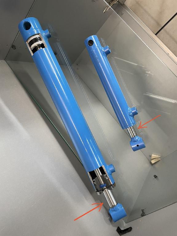 Manufatto in acciaio utilizzato come componente dei cilindri idraulici (chiamati anche cilindri oleodinamici).
Secondo le informazioni fornite, la merce è un prodotto siderurgico cavo di sezione rotonda, fabbricato con un tipo ben specifico di acciaio con caratteristiche chimiche e meccaniche ben definite (“E355”, a norma EN 10305-1), sgrossato e rettificato più volte per ottenere il diametro esterno esatto (con una tolleranza nell’ordine di 1-2 centesimi di millimetro, a seconda del diametro), cromato per elettrolisi sulla superficie esterna (sul diametro esterno), con un riporto di cromo da 20-30 micron di spessore e durezza dello strato cromato non inferiore a 900 HV(0.1), lucidato dopo la cromatura, in modo da garantire una rugosità superficiale Ra inferiore a 0,20 μm .
Tale  ciclo produttivo è  necessario per ottenere un prodotto siderurgico cavo di sezione rotonda destinato ad essere utilizzato come componente dei cilindri idraulici (chiamati anche cilindri oleodinamici).  
Nel cilindro, il manufatto viene avvitato nel pistone, il quale scorre all’interno della “camicia” esterna del cilindro. Il manufatto fuoriesce da una estremità del cilindro passando nel foro praticato in un altro componente (la “testata”, che chiude una delle due estremità della camicia esterna; l’altra estremità è chiusa da un “tappo” cieco).
Il prodotto non è destinato ad aeromobili civili.