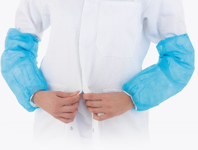 Coprimaniche monouso in tessuto non tessuto (polipropilene)
L'articolo è un accessorio di abbigliamento che copre l'avambraccio ed è  utilizzato per la protezione delle maniche degli abiti. E' impiegato prevalentemente nel settore agroalimentare ed industriale.
Il coprimaniche, lungo 44 cm, presenta ad entrambe le estremità un elastico di chiusura. E' disponibile nei  colori: bianco e  blu.