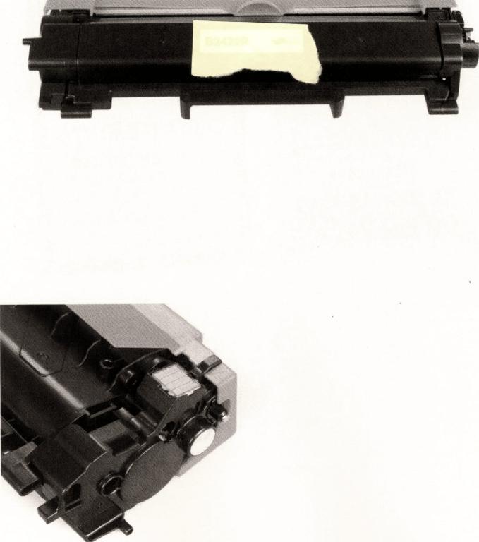 Articolo (cosiddetto cartuccia di toner) che consiste in un recipiente di plastica di forma rettangolare riempito
di toner.
La cartuccia è dotata sulla parte laterale di meccanismi meccanici destinati a essere utilizzati in relazione a
talune parti meccaniche di una specifica stampante.
All'interno la cartuccia è munita di un meccanismo di rotazione che funziona in abbinamento con le ruote dentate.
La merce è composta dai seguenti elementi:
1) toner in polvere 2) lama di distribuzione 3) rullo di alimentazione 4) rullo di sviluppo 5) reset meccanico 6) chip.