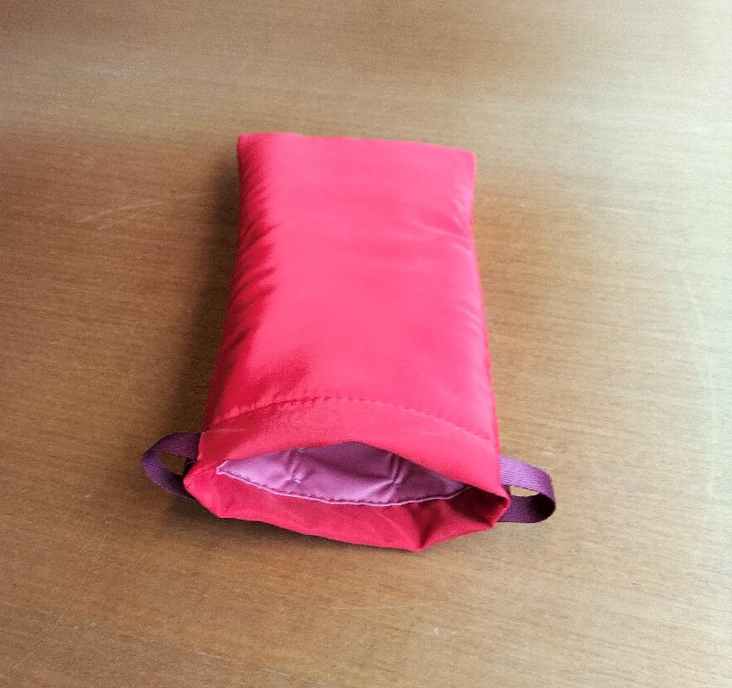Il prodotto consiste in una custodia protettiva per occhiali realizzata con materie tessili.
La superficie esterna è in tessuto di nylon, l'interno in microfibra di poliestere e l'imbottitura in poliestere.
Dimensioni: 10,5 cm x 19,8 cm x 0,1cm