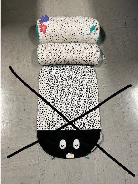Cuscino per bambini fino a 12 mesi.
Il prodotto è costituito da due cuscini a forma semicilindrica uniti tra di loro tramite una fettuccia di cotone.
I due cuscini aperti tengono il bambino sollevato e gli permettono di salire e scendere quando vuole, liberando le mani per sviluppare la motricità.
L' articolo è condizionato per la vendita al minuto unitamente ad un tappetino che non é classificato nella presente ITV.