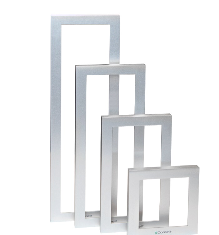 Telaio realizzato in pressofusione di alluminio.
 A seconda del modello, il telaio può avere le seguenti dimensioni: 125 x 125 x 37,5 mm; 125 x 215 x 37,5; 125 x 305 x 37,5; 125 x 395 x 37,7 mm.
L’articolo è verniciato per resistere all’ambiente e può presentarsi in diverse colorazioni: silver, argento, bianco, grigio.
Il telaio, secondo le informazioni fornite, è utilizzato per sostenere il corpo interno di una pulsantiera.
Il telaio è privo di collegamenti elettrici o elettronici.