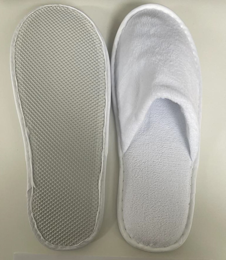 Pantofola a punta chiusa.
L'articolo è destinato principalmente all’utilizzo in strutture alberghiere.
La tomaia, leggermente imbottita, è costituita da materiale tessile (cotone); la suola è costituita da materiale plastico (etilene vinil acetato - EVA) e presenta una bordatura in cotone. L'intersuola non è removibile ed è composta da un cartoncino e da materiale polimerico foderato sulla parte a contatto col piede, dello stesso  materiale tessile della tomaia.
L'articolo è confezionato in un sacchetto di carta riciclata.