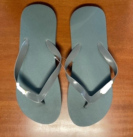 Calzatura  infradito con tomaia in PVC e suola in polietilene.
La tomaia è costituita  da una fascia  in plastica di cloruro di polivinile (PVC)  a forma di V  fissata alla suola su tre punti tramite  naselli.
L'articolo, disponibile in diverse misure e colori, è confezionato in un sacchetto di carta riciclata.