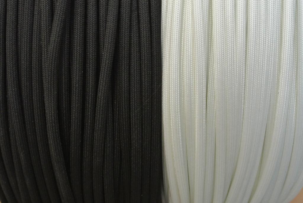 Isolante elettrico realizzato interamente di materiali isolanti e destinato all'isolazione elettrica e alla protezione. La merce è costituita da una struttura di forma tubolare cava (colore bianco o nero) composta da fibre di vetro tessute ricoperte da un materiale polimerico; il diametro delle singole fibre di vetro è di circa 10 um (micrometri).
Il prodotto ha funzione di isolazione elettrica, di protezione meccanica e termica e viene fornito in pezzi tagliati a seconda dell'utilizzo finale.
L'articolo è destinato ad essere utlizzato nei cablaggi, nei motori elettrici, resistenze elettriche e forni.