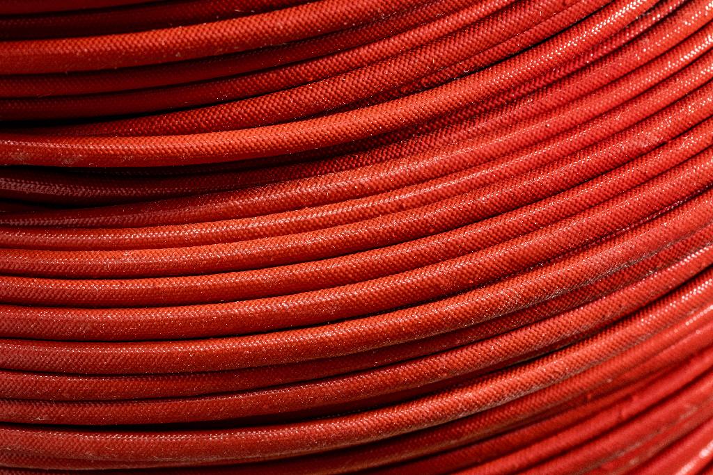 Struttura tubolare cava destinata all'isolazione elettrica e alla protezione.
Secondo le informazioni fornite, la merce è realizzata  con materie isolanti (nello specifico con filati di vetro) annegati in massa di resina silicone. Può' avere diversi diametri e diverse potenze di voltaggio sopportate a seconda della quantità di resina utilizzata. Il prodotto consente un isolamento elettrico da 1500 a 2500 volt e viene fornito in pezzi tagliati a seconda dell'utilizzo finale.
La merce è utilizzata come isolante  in motori elettrici, trasformatori, cablaggi elettrici, sistemi di illuminazione e quadri elettrici in genere.
Colorazioni: rosso mattone, rosso fuoco, blu, nero e bianco.