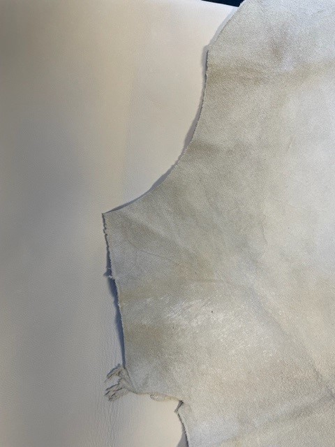 Pelle depilata di ovino "in crust" allo stato secco, di colore avorio.
La pelle, disponibile anche in  altri colori, è impiegata nella fabbricazione di calzature e pelletteria.
Per dichiarazione di parte, la pelle è stata sottoposta a riconciatura con tannini sintetici e ingrassata; dette pelli non possono essere utilizzate tal quali per la fabbricazione di lavori in pelle.