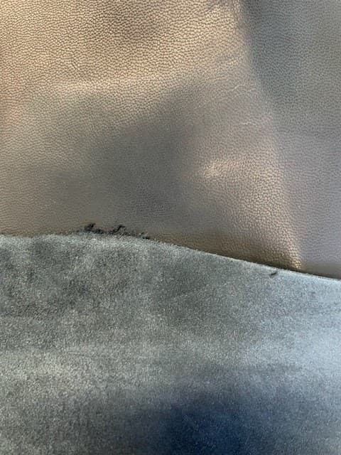 Pelle depilata di capra "in crust" allo stato secco, di colore antracite.
La pelle, disponibile anche in altri colori, è impiegata nella fabbricazione di calzature e pelletteria.
Per dichiarazione di parte, la pelle è stata sottoposta a riconciatura con tannini sintetici e ingrassata; dette pelli non possono essere utilizzate tal quali per la fabbricazione di lavori in pelle.