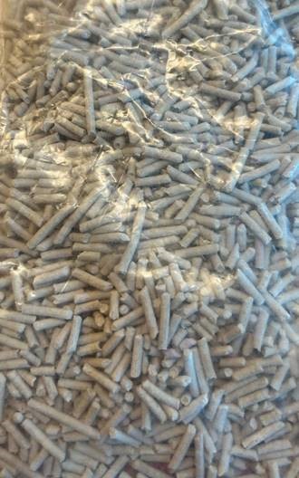 Composto completamente vegetale, in forma di pellets, formato da fibre di soia ed amido di mais. Il prodotto è destinato ad essere già utilizzato come lettiera per gatti ed è imballato in sacchetti da 2.6 kg ciascuno.
La lettiera viene commercializzata nelle versioni:
- naturale;
- profumata alla pesca.