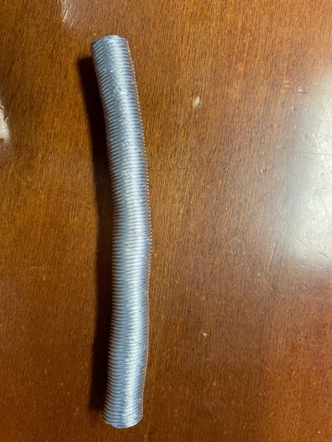 Tubo flessibile  di colore argentato, con scanalature trasversali, costituito internamente da un tessuto ortogonale di filati di fibre di vetro e ricoperto esternamente da un materiale multistrato metallo/pellicola di materie  plastiche,
La merce è   utilizzata  per l'isolamento termico.