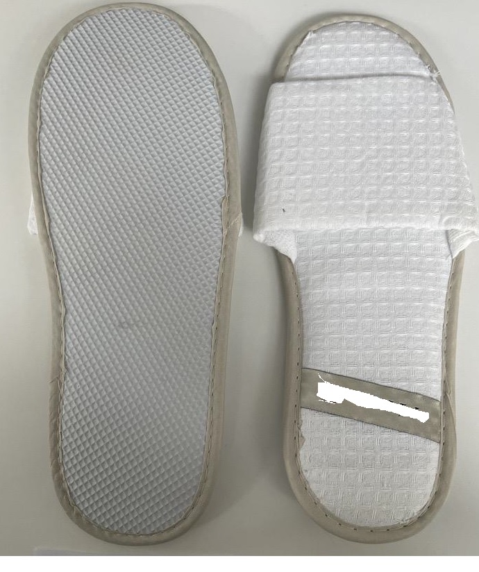 Pantofola a punta aperta.
L'articolo è destinato principalmente all’utilizzo in strutture alberghiere.
La tomaia è in tessuto a nido d'ape; la suola esterna è costituita da materiale plastico (etilene vinil acetato - EVA) e presenta una bordatura in cotone . L'intersuola non è removibile ed è composta da materiale polimerico  foderato di tessuto a nido d'ape sulla parte a contatto col piede.
L'articolo è confezionato in un sacchetto di carta riciclata.