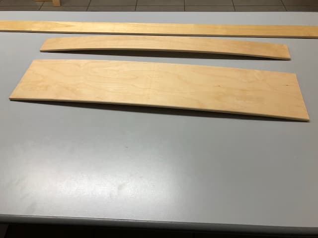 Doghe in legno multistrato realizzato con legno di betulla.
Le doghe possono essere leggermente curvate o piane; sono composte da una sovrapposizione multipla di sottili fogli di legno, tra loro incollati. Le fibre dei singoli strati corrono tra loro parallele in direzione longitudinale e sono poste in senso alternato al fine di permettere e mantenere la curvatura o presentare la linea piana.
Le doghe hanno i bordi arrotondati per tutta la lunghezza.
Dimensioni: lunghezza da cm 35 a cm 220, larghezza da cm 2,5 a cm 20,5, spessore da cm 0,8 a cm 4.