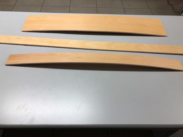 Doghe in legno multistrato realizzato con legno di faggio.
Le doghe possono essere leggermente curvate o piane; sono composte da una sovrapposizione multipla di sottili fogli di legno, tra loro incollati. Le fibre dei singoli strati corrono tra loro parallele in direzione longitudinale e sono poste in senso alternato al fine di permettere e mantenere la curvatura o presentare la linea piana.
Le doghe hanno i bordi arrotondati per tutta la lunghezza.
Dimensioni: lunghezza da cm 35 a cm 220, larghezza da cm 2,5 a cm 20,5, spessore da cm 0,8 a cm 4.