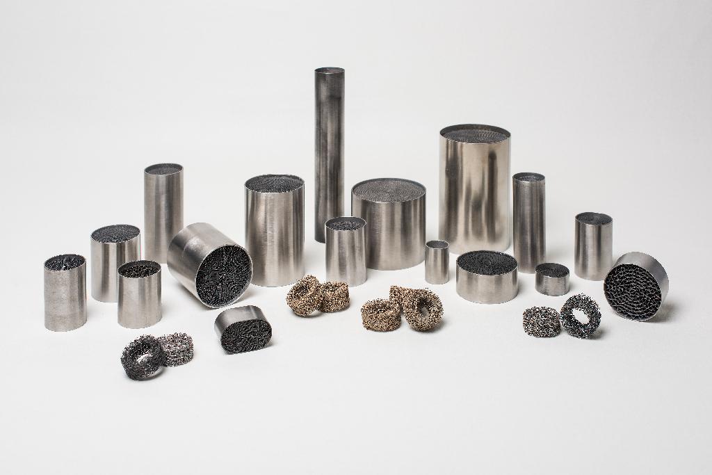 Convertitore catalitico con substrato metallico per veicoli a motore. 
La merce è costituita da un substrato (blocco monolitico) in acciaio inox, posto all’interno di un guscio anch’esso in acciaio inox destinato alla filtrazione o al trattamento dei gas.
L'articolo si può presentare in forma ovale o rotonda con diametro variabile.
La merce ha la funzione di depurare o filtrare i gas di scarico dei motori a combustione interna dei veicoli a motore sui quali è applicata (es. auto, moto, ecc.) mediante processi catalitici  (azione fisica/meccanica).
