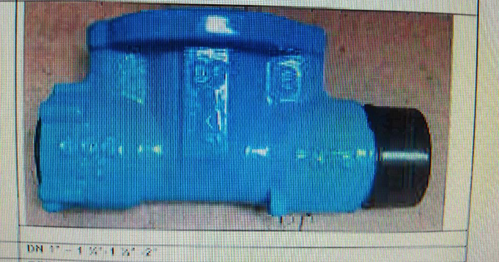 Corpo inferiore di una valvola di derivazione, realizzato sulla base delle informazioni fornite , in ghisa EN GJS 400-15 verniciato internamente ed esternamente con polvere epossidica applicata a letto fluido colore azzurro/blu chiaro. La merce presenta estremità filettate maschio/femmina ed è dotata di 2 fori filettati M12 per consentire il fissaggio del coperchio della valvola.