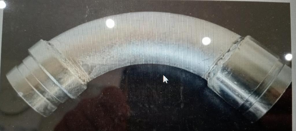 Raccordo non filettato in acciaio non inossidabile e zincato superficialmente, ottenuto mediante saldatura di due collari alle estremità della zona centrale curva, con maggior diametro esterno pari a 89 mm.
Sulla base delle informazioni fornite, il raccordo è destinato ad essere utilizzato nella linea di scarico nei sistemi antincendio a gas florurati pressurizzati con azoto a 25 bar.
Ai fini del corretto funzionamento all’interno di un sistema estinguente fisso, il componente deve essere completato con due giunti che non sono oggetto di questa ITV.