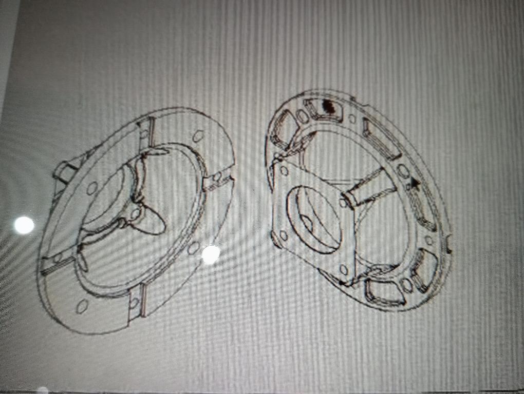 Elemento di chiusura per una pompa.
L’articolo è progettato con una particolare sagomatura per poter permettere  un collegamento diretto della pompa con il motore.
Secondo i dati forniti, la sua funzione è di chiudere la parte meccanica della pompa, ha inoltre una funzione di fermo (antiespulsione) dell’anello di tenuta olio lato albero. 
In base alla dimensione dell’albero e della forma della merce, la pompa può essere collegata ad un motore elettrico, termico o idraulico
L’articolo è realizzato in alluminio.