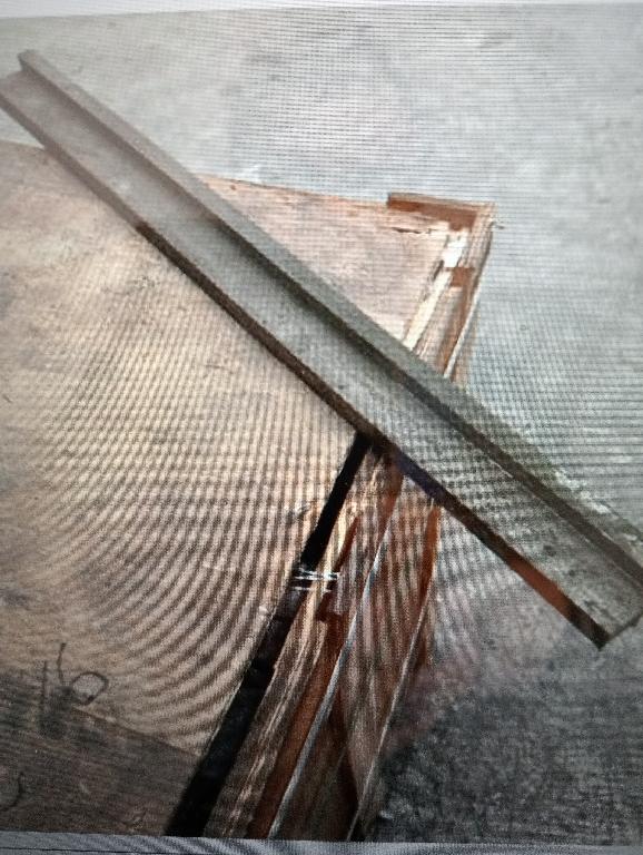 Profilo in acciaio a forma di “L” dalle seguenti dimensioni: spessore di circa 1 cm nella sezione verticale e 1,3 cm nella sezione orizzontale, lunga 19 cm e larga quasi 4 cm (le dimensioni possono comunque variare da un minimo di 190 mm di lunghezza, 39 mm di larghezza e 25 mm di altezza ad un massimo di 200 mm di lunghezza, 50 mm di larghezza e 35 mm di altezza).
La sagomatura della merce, di differente spessore nella sezione orizzontale e verticale, è ottenuta asportando per fresatura (operazione meccanica a freddo) parte del materiale originario. Ciò le differenzia da una comune barra d’acciaio di norma più lunghe e di sezione geometrica standard  (e.g. barra tonda, barra quadra).
Secondo le informazioni fornite, la merce viene utilizzata nell’assemblaggio di apparecchiature di sollevamento.