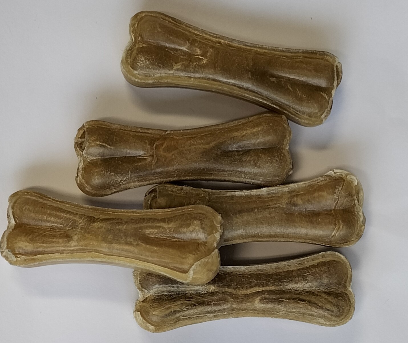 Ossi in pelle naturale, confezionati per la vendita al minuto, destinati ad essere utilizzati come prodotto masticativo per cani.

Secondo il dichiarato vengono realizzati in diverse dimensioni a seconda della taglia dei cani a cui sono destinati; la lunghezza è compresa tra i 5 cm ed i 26 cm.

Composizione:
100% pelle bovina essiccata e pressata, senza aggiunta di additivi nè altre materie prime.