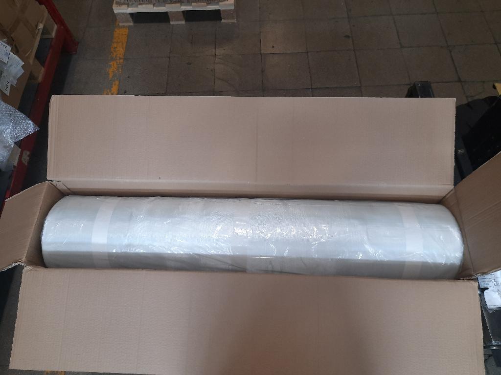 Tessuto in fibre di vetro (filamento continuo), con diametro medio di 14,5 µm, ritorte, di colore bianco traslucido, con armatura a tela, non rivestito né stratificato, con una massa areica dichiarata di 199g/m².
Il tessuto è utilizzato nella fabbricazione di pre-impregnati e laminati per la produzione di "racle" (=nella tecnica tipografica, lunga lama che ha la funzione di distribuire uniformemente l’inchiostro sui cilindri inchiostratori) per il settore cartario.
La merce si presenta in rotoli.
