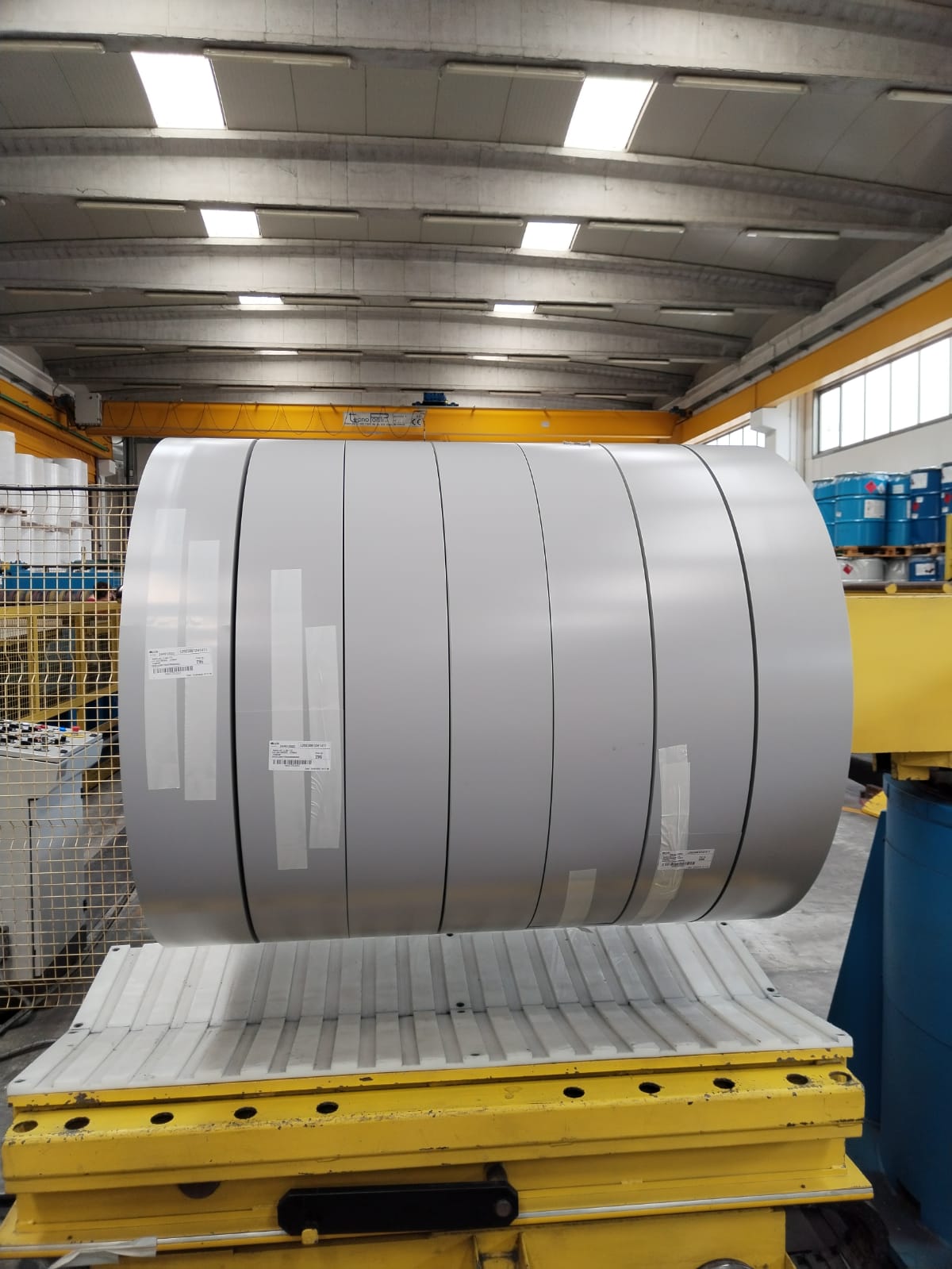Nastro in lega di alluminio, verniciato/dipinto su entrambi i lati, di spessore totale compreso tra i 0,25 e i 0,35 mm (senza rivestimento tra i 0,23 e 0,30 mm), privo di supporto, utilizzato per produzione di profili per avvolgibili. 
Lo spessore molto ridotto, la composizione chimica della finitura speciale con elementi/sostanze tipiche delle pitture/vernici, come i pigmenti a base di ossidi di ferro, zinco e titanio,  e la funzione decorativa e protettiva degli agenti atmosferici, esclude la definizione di supporto per gli strati di rivestimento superiore ed inferiore.
La merce si presenta in rotoli di diversi colori di larghezza di circa 173 mm, peso singolo coil 500 kg imballato su pedone di legno.