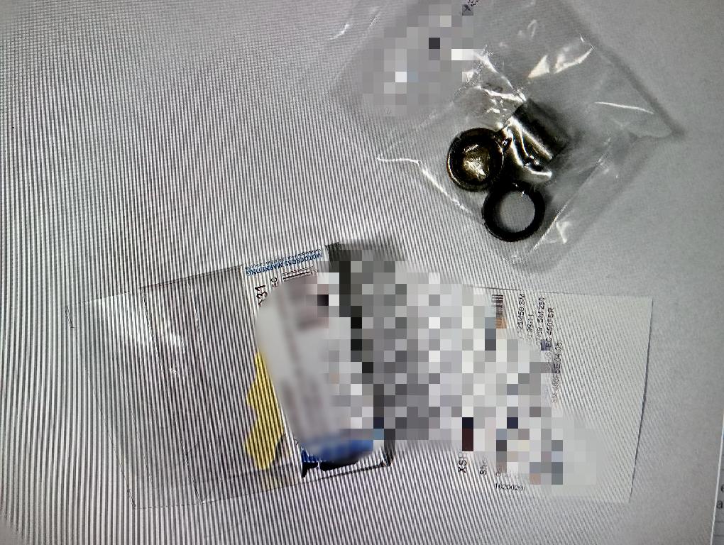 Kit cuscinetto inferiore mono ammortizzatore. 
Il Kit è presentato in assortimento e confezionato per la vendita al dettaglio e contiene:
- cuscinetti [Spherical Bearing];
- parapolvere;
- perni cavi in acciaio;
- distanziali cavi in acciaio;
- rondelle;
- clip.
A secondo della marca/modello/anno della moto a cui è destinato il kit può presentarsi in differenti quantità in ogni caso comparabili.
I componenti sono destinati ad essere utilizzati in una moto.
