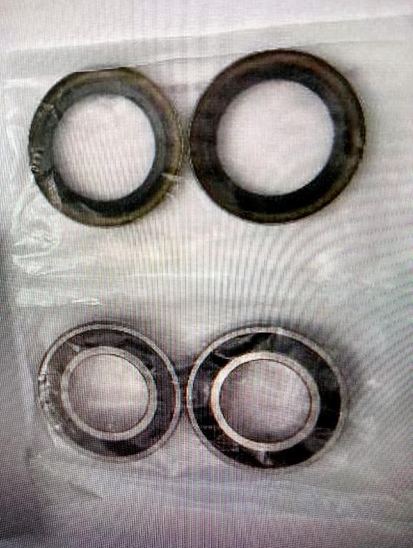 Kit cuscinetto anteriore.
Il Kit è presentato in assortimento e confezionato per la vendita al dettaglio e contiene da 1 a 3 cuscinetti e da 1 a 3 parapolvere.
La merce è presentata in assortimento e confezionata in un sacchetto termosaldato a sua volta inserito all'interno di una scatola in PVC trasparente.
A secondo della marca/modello/anno della moto a cui è destinato il kit può presentarsi in differenti quantità in ogni caso comparabili.
Gli articoli dell'assortimento sono correlati l'uno all'altro e sono destinati a essere utilizzati insieme per la manutenzione della ruota anteriore della moto.