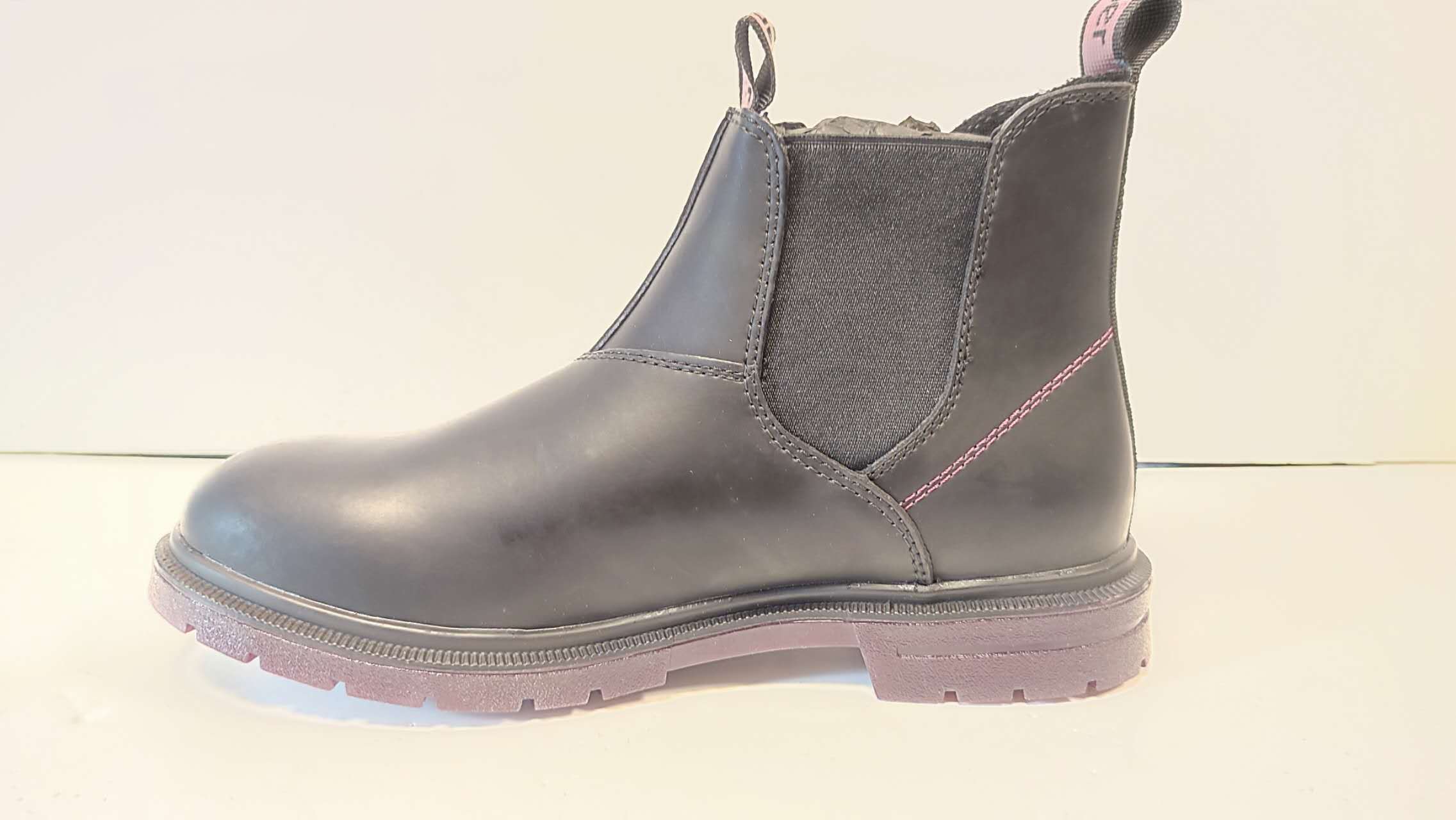 Stivaletto da donna stile Chelsea che ricopre la caviglia ma non il polpaccio con altezza del gambale di circa 12cm. La tomaia è  costituita prevalentemente da pelle rivestita con poliuretano ( rivestimento di spessore 0,67 mm) non percettibile ad occhio nudo. La tomaia presenta ai lati un tassello elastico e sulla parte posteriore è applicata mediante cucitura una fettuccia in poliestere con stampa serigrafica con il logo del marchio. La suola interna, non rimovibile, è di lunghezza  superiore a 24 cm  ed è  realizzata in foam (EVA) accoppiata con materiale tessile (poliestere) a contatto con il piede. La suola esterna è costituita da gomma termoplastica (TPR).