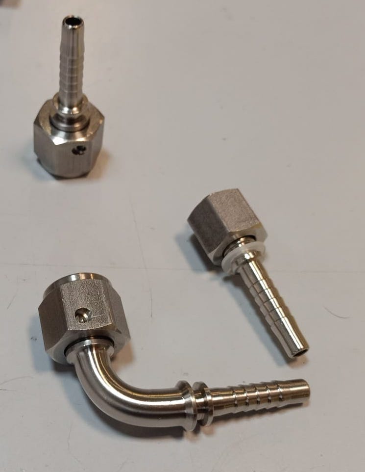 Raccordo curvo per tubi in gomma/plastica.
La merce per dichiarazione di parte è realizzata in acciaio inox.
Il raccordo presenta ad una estremità delle scanalature circolari parallele e all’altra estremità, un attacco
da completare, con un ulteriore processo di lavorazione, con un dado filettato (non oggetto della presente richiesta).
Il raccordo, a seconda del modello, può avere le seguenti dimensioni: diametro da 4,5 a 79,4 mm e lunghezza da 41 a 321 mm.
L’articolo è destinato a garantire la tenuta per pressioni di esercizio.