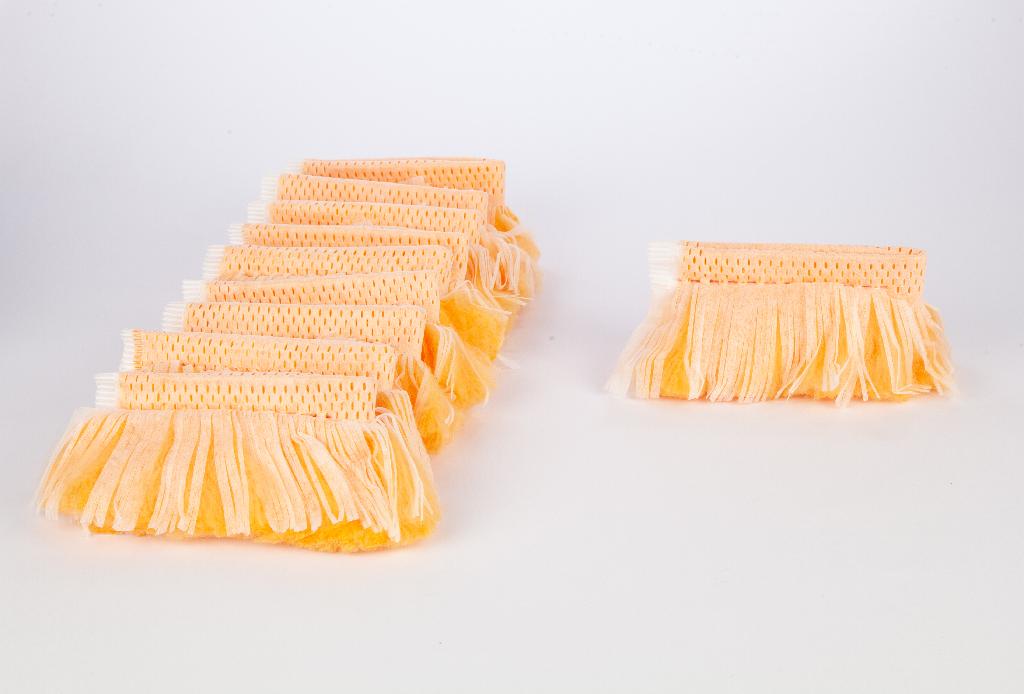 Piumino cattura polvere  (composizione: 50% polipropilene – 50% polietilene), progettato per essere montato sul proprio manico; l'inserimento del manico avviene in due apposite scanalature cucite sull’estremità superiore dell'articolo. L'articolo è un piumino da spolvero incompleto, in quanto può essere utilizzato solo con l'ausilio dell'apposito manico, venduto separatamente.
L'articolo è condizionato per la vendita al minuto in una scatola di cartoncino contenente  dieci  piumini di ricambio.