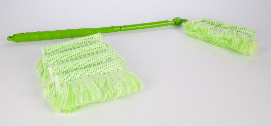 Piumino cattura polvere (50% polipropilene e 50% polietilene) progettato per essere montato sul proprio manico, incluso nella confezione di vendita. Il manico, composto da due parti presentate smontate, è di materia plastica ed è estensibile fino a 70cm di lunghezza. L'inserimento del manico nel piumino avviene in due apposite scanalature cucite sull'estremità superiore del piumino.
L'articolo è condizionato per la vendita al minuto in una scatola di cartoncino contenente un manico e cinque piumini di ricambio.