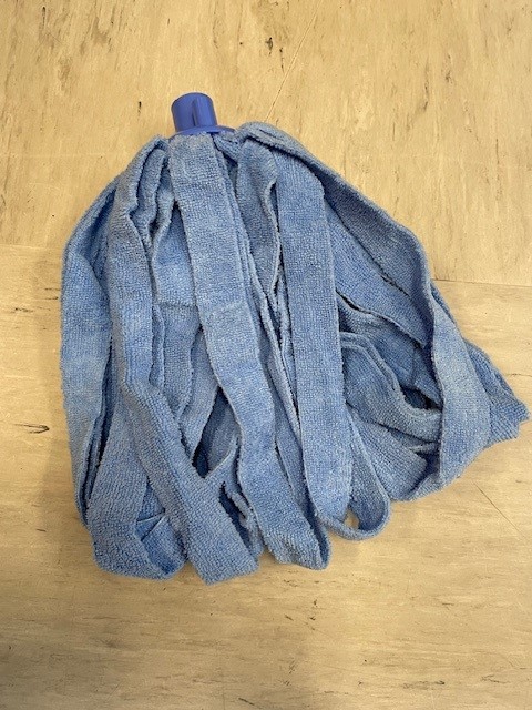 Testa di uno scopettone lavapavimenti costituita da frange di stoffa in microfibra (85%  poliestere e 15% poliammide)  montate su un adattatore di materia plastica che serve a collegare l'articolo ad un manico (non incluso nella confezione). L'articolo si presenta condizionato per la vendita al minuto, imballato in una busta di plastica.