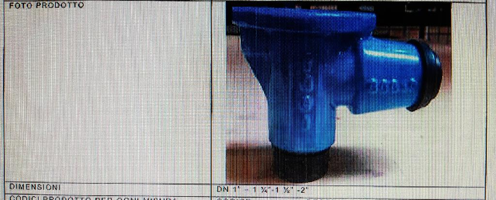 Sulla base delle informazioni fornite, la merce è una parte di valvola di derivazione realizzata in ghisa EN GJS 400-15 verniciata internamente e esternamente con polvere epossidica applicata a letto fluido colore azzurro/blu chiaro; corredata di estremità filettate maschio/femmina. Ha una sede piana dotata di due fori filettati M12 per consentire il fissaggio del coperchio e presentare la sede per la guarnizione in gomma di tenuta tra corpo e coperchio. Una estremità è filettata,l’altra è dotata di imbocco push per l’inserimento della tubazione e del fissaggio con dispositivo anti sfilo e anello or di tenuta idraulica.